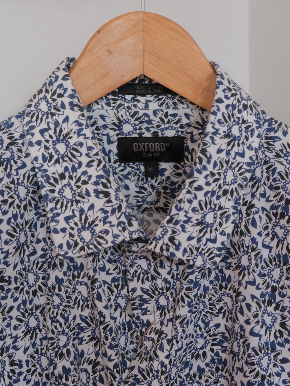 NWT Oxford Slim Floral Button-Up Shirt in Navy and White